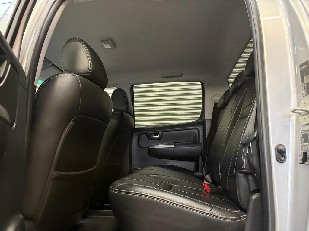 Toyota HILUX Active 4X4 White #38