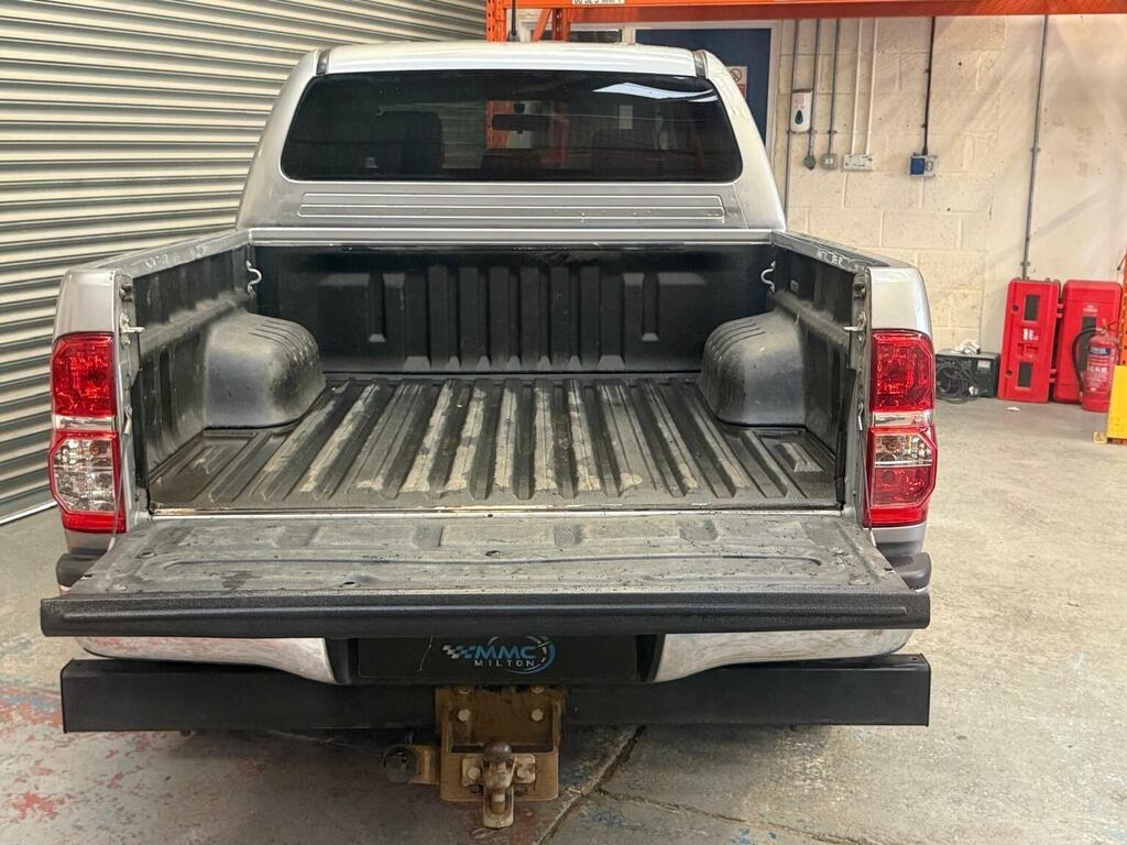 Toyota HILUX Active 4X4 White #17