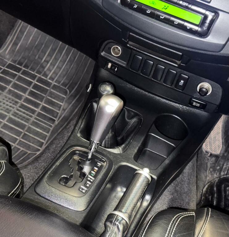 Toyota HILUX Active 4X4 White #32