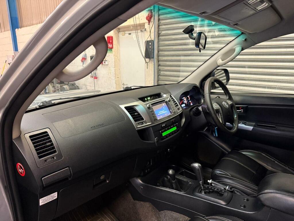 Toyota HILUX Active 4X4 White #23