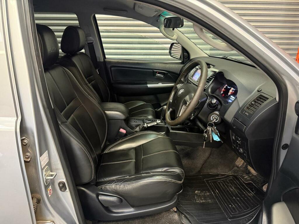 Toyota HILUX Active 4X4 White #27