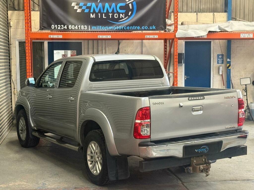 Toyota HILUX Active 4X4 White #10