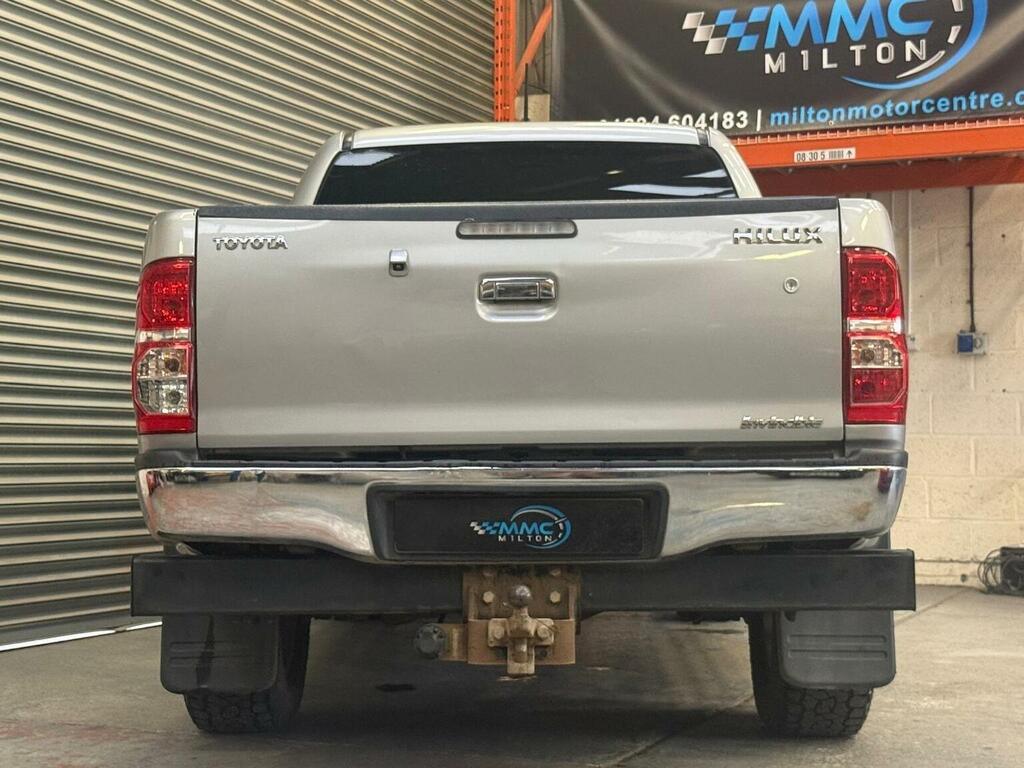 Toyota HILUX Active 4X4 White #8