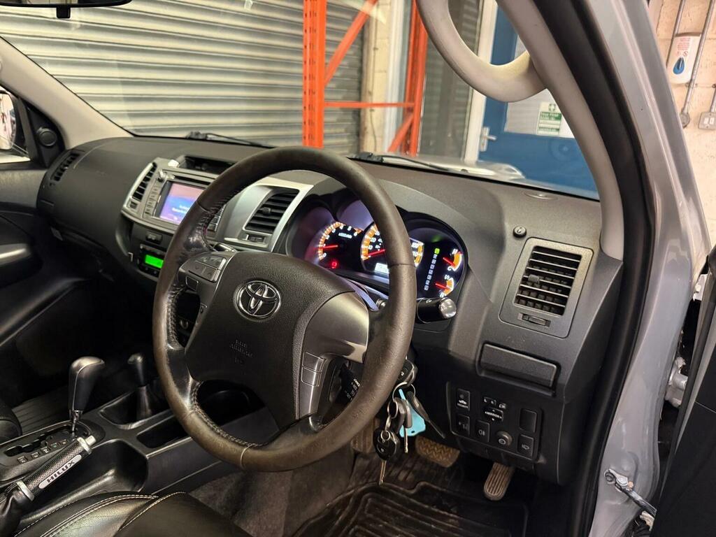 Toyota HILUX Active 4X4 White #19