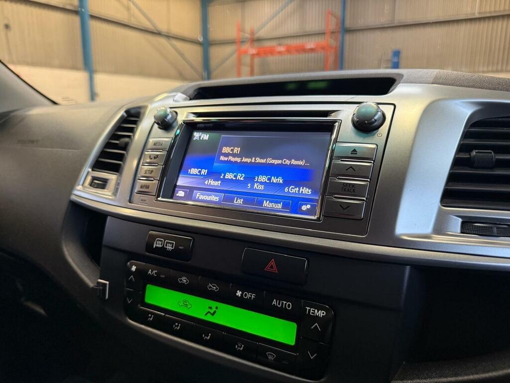 Toyota HILUX Active 4X4 White #41