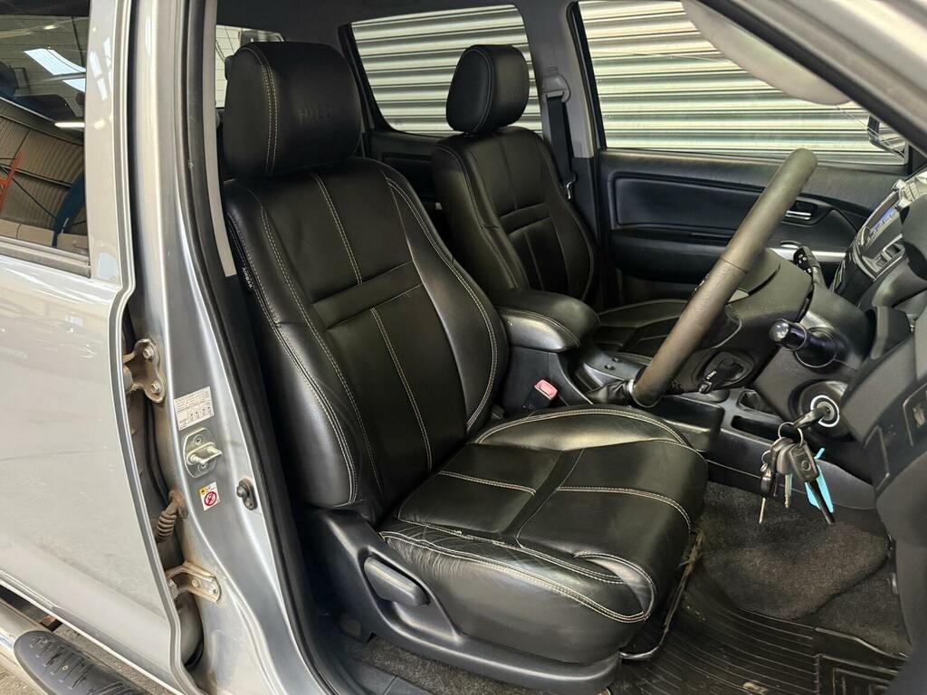 Toyota HILUX Active 4X4 White #20