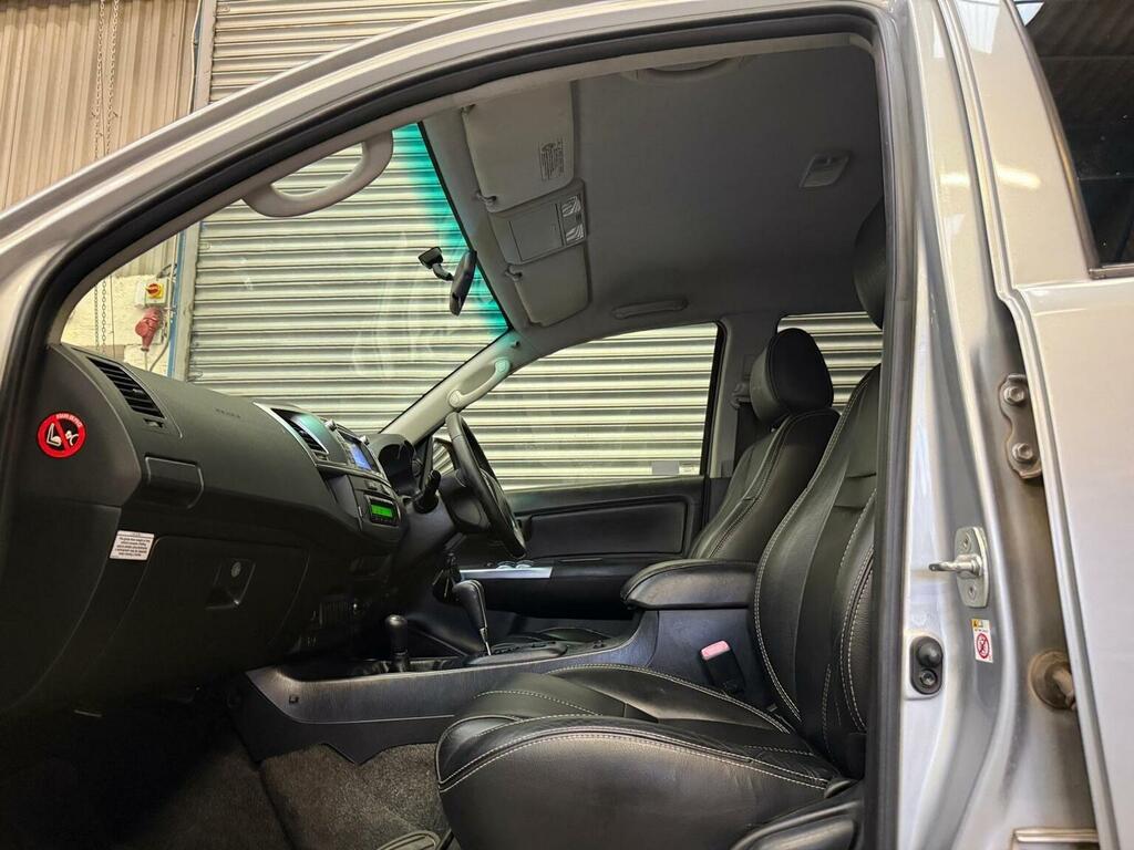 Toyota HILUX Active 4X4 White #24