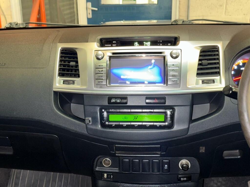 Toyota HILUX Active 4X4 White #33