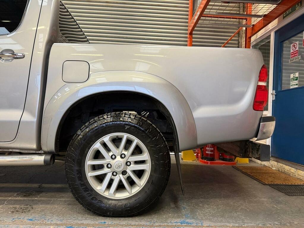 Toyota HILUX Active 4X4 White #16