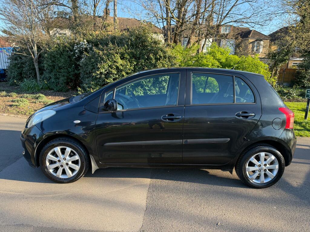 Toyota Yaris Zinc Black #4