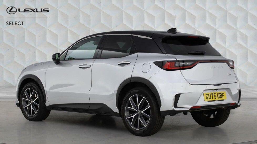 Lexus LBX 1.5 Takumi E-cvt Black #2