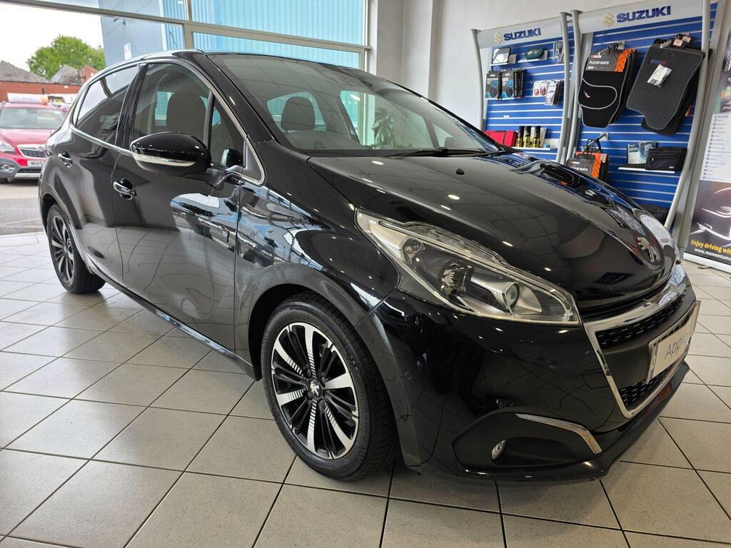 Peugeot 208 Hatchback 1.2 Puretech Tech Edition Euro 6 Ss 5 YE69HPZ Black