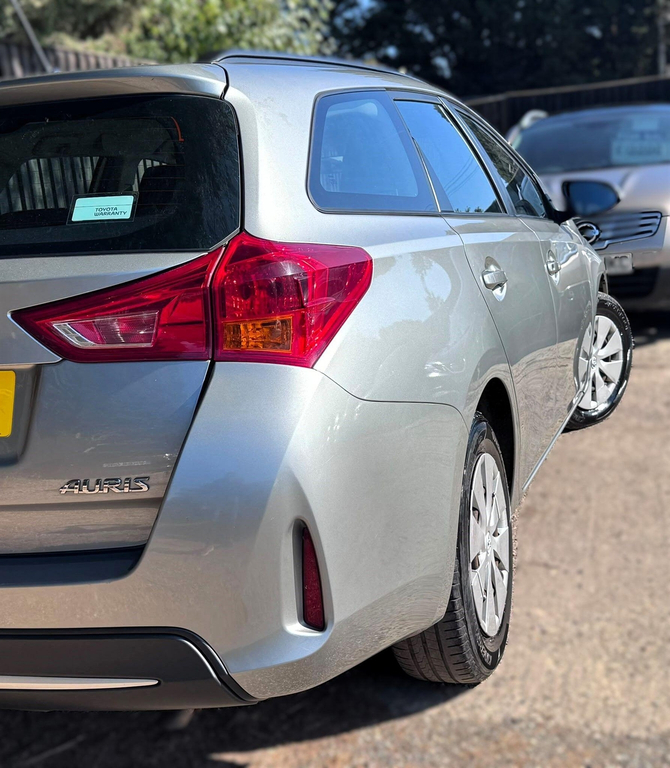 Toyota Auris 1.2T Business Edition White #35
