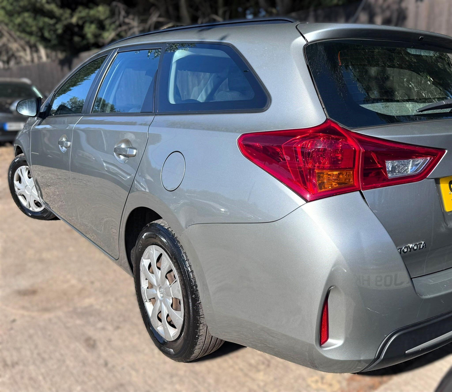 Toyota Auris 1.2T Business Edition White #34