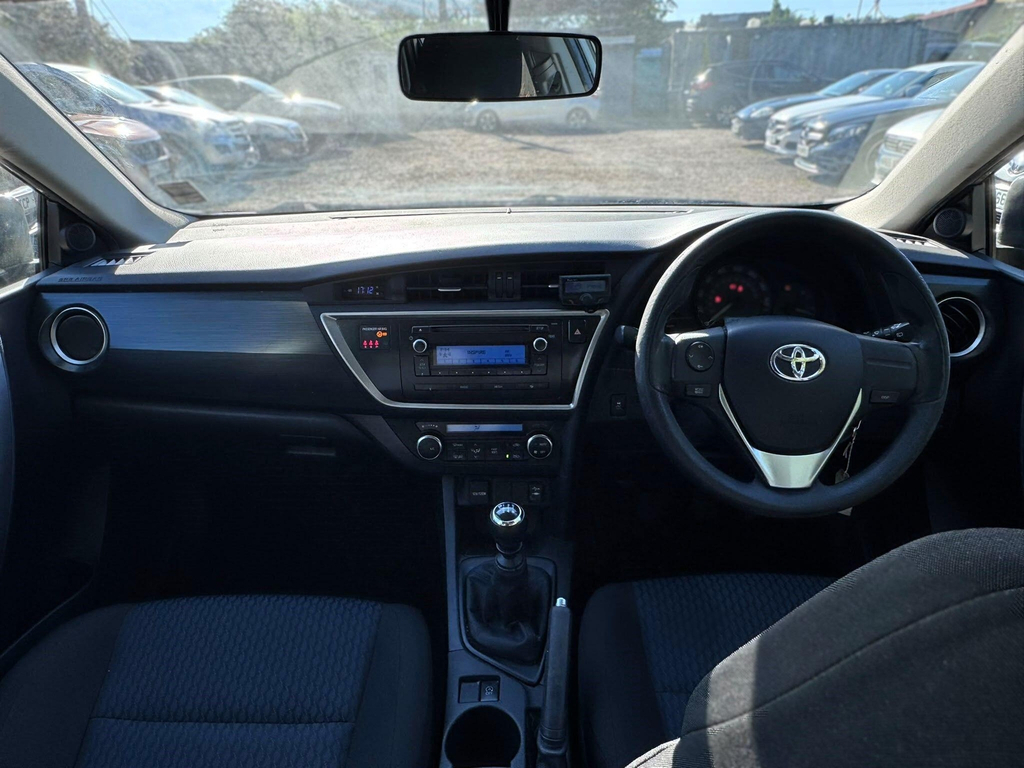Toyota Auris 1.2T Business Edition White #23