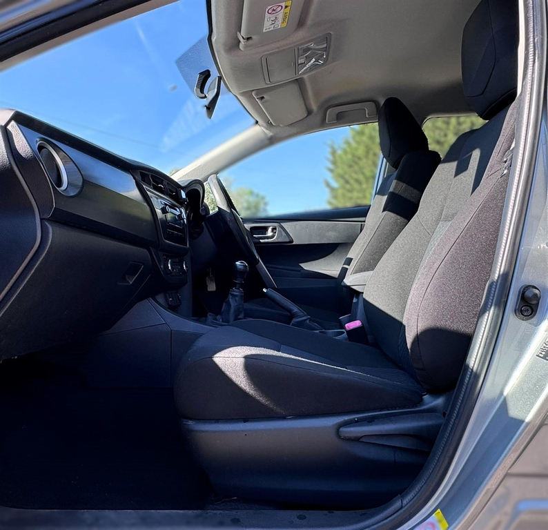 Toyota Auris 1.2T Business Edition White #32