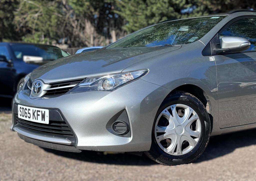 Toyota Auris 1.2T Business Edition White #12