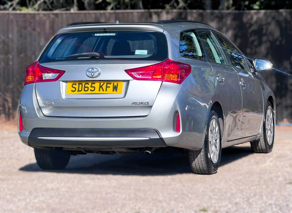 Toyota Auris 1.2T Business Edition White #17