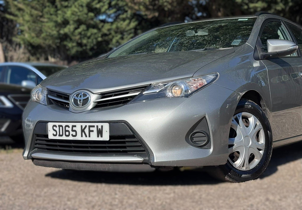 Toyota Auris 1.2T Business Edition White #14