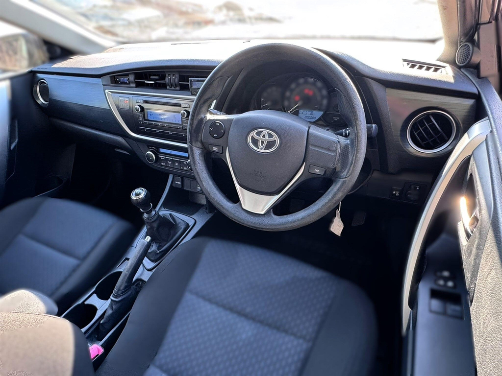 Toyota Auris 1.2T Business Edition White #22