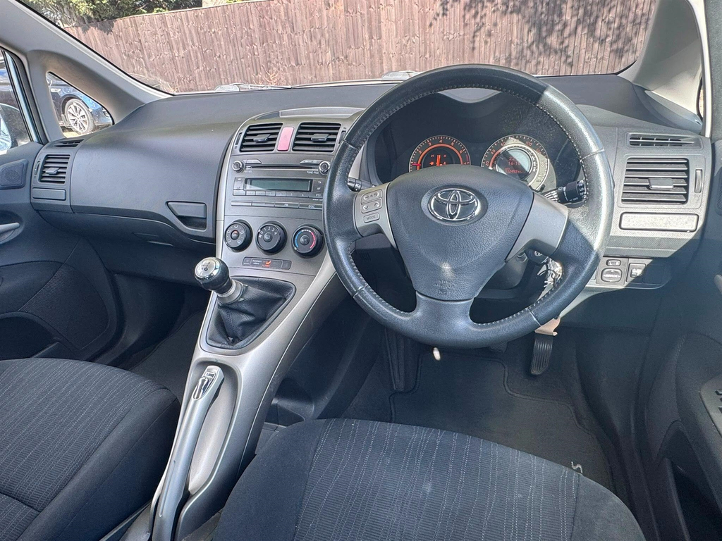 Toyota Auris Tr Vvt-i 5-Door Silver #15