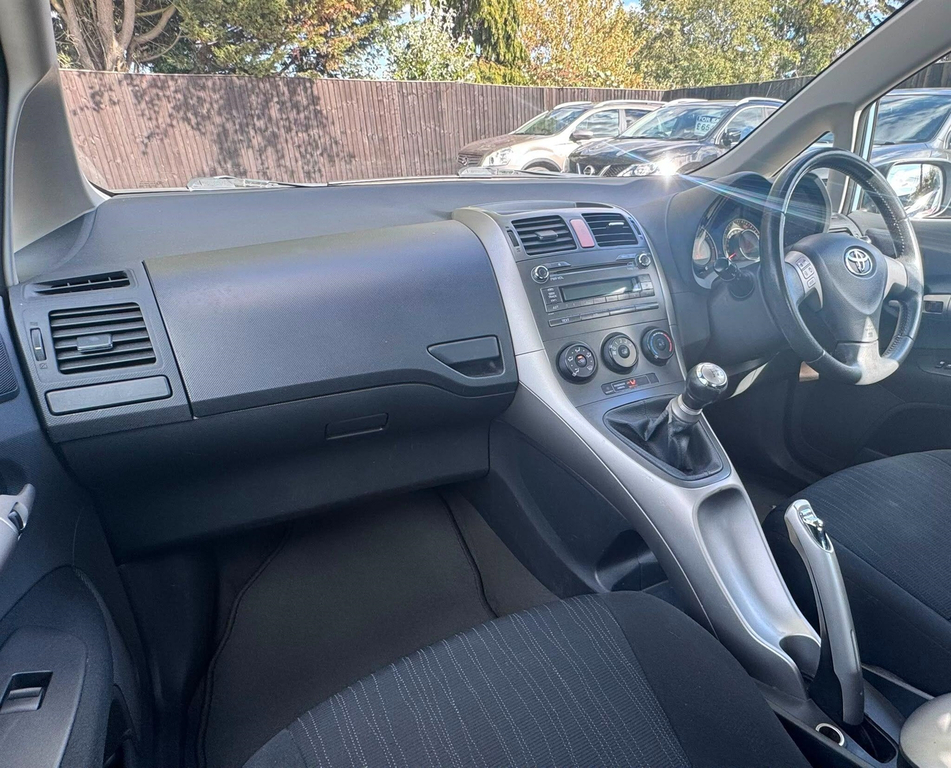 Toyota Auris Tr Vvt-i 5-Door Silver #16