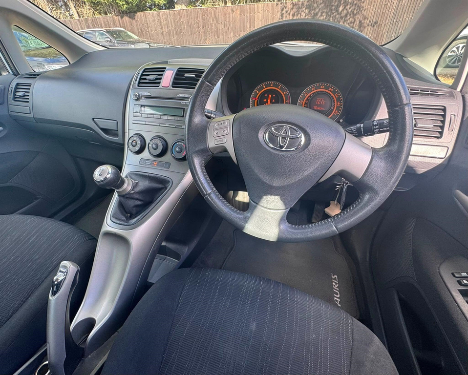 Toyota Auris Tr Vvt-i 5-Door Silver #29