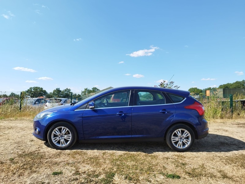 Ford Focus Titanium Navigator Blue