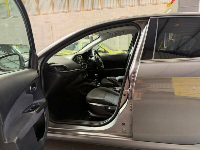 Fiat Tipo Hatchback 1.4 T-jet Lounge Hatchback Ma Black #16