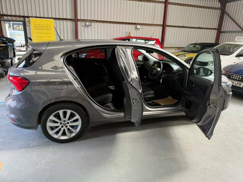 Fiat Tipo Hatchback 1.4 T-jet Lounge Hatchback Ma Black #9