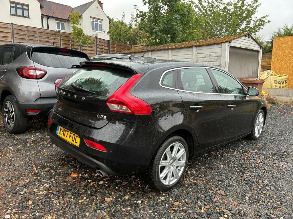 Volvo V40 2L Inscription Black #2