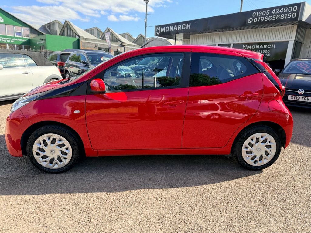 Toyota Aygo 1L X-play Red #6