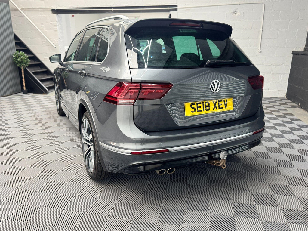 Volkswagen Tiguan 2.0 Tdi R-line 4Motion Euro 6 Ss SE18XEV Grey #4