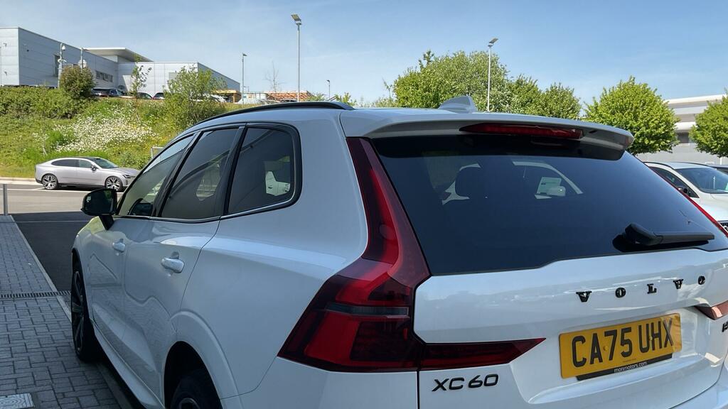 Volvo XC60 2.0 B5 Mhev Plus Black Edition Euro 6 5-Door CA75UHX White #2