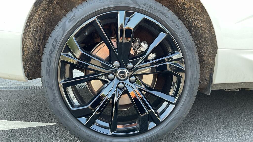 Volvo XC60 2.0 B5 Mhev Plus Black Edition Euro 6 5-Door CA75UHX White #4