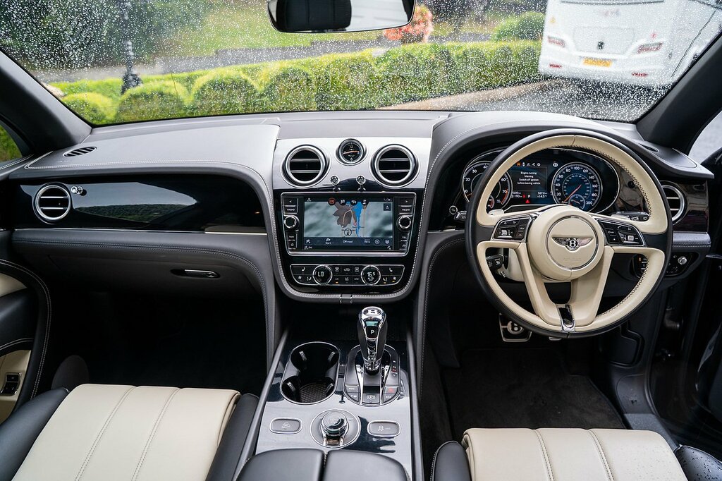 Bentley Bentayga Bentley Bentayga Estate 4.0 V8 Mulliner Driving Sp White #45