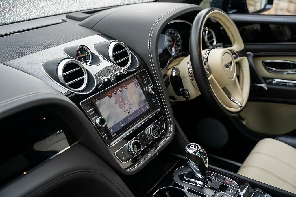 Bentley Bentayga Bentley Bentayga Estate 4.0 V8 Mulliner Driving Sp White #61
