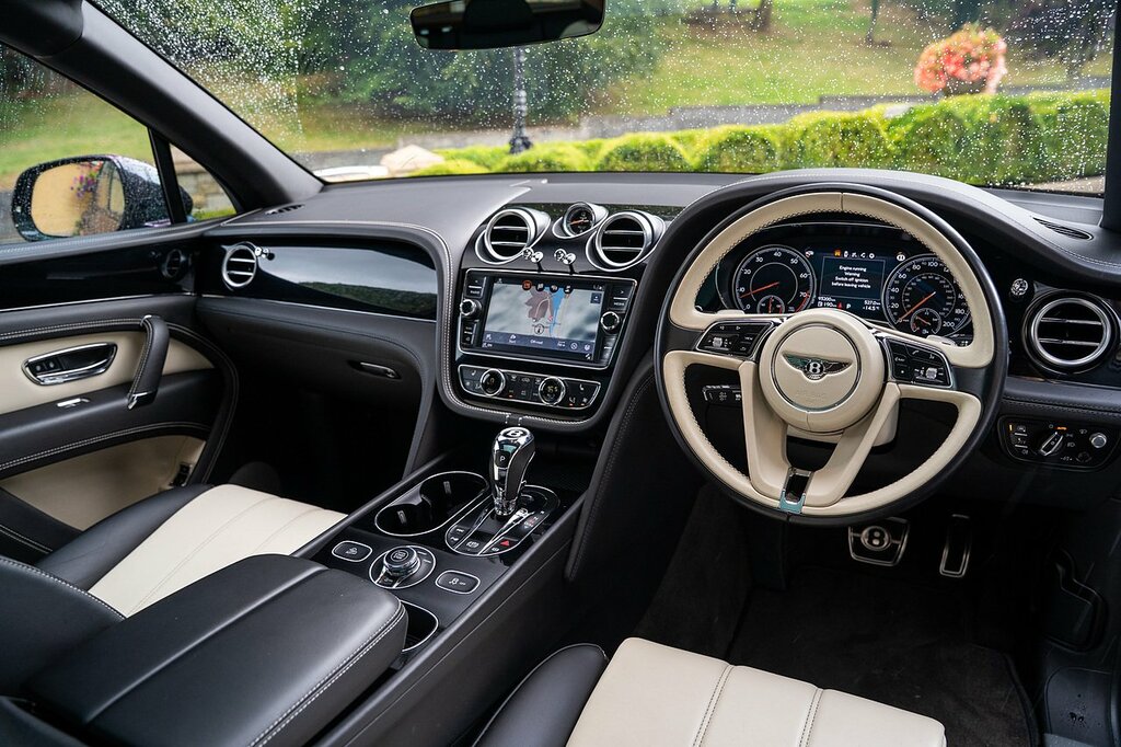 Bentley Bentayga Bentley Bentayga Estate 4.0 V8 Mulliner Driving Sp White #36