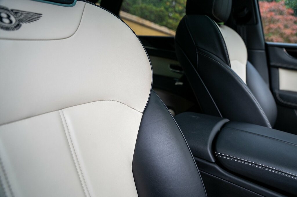 Bentley Bentayga Bentley Bentayga Estate 4.0 V8 Mulliner Driving Sp White #39