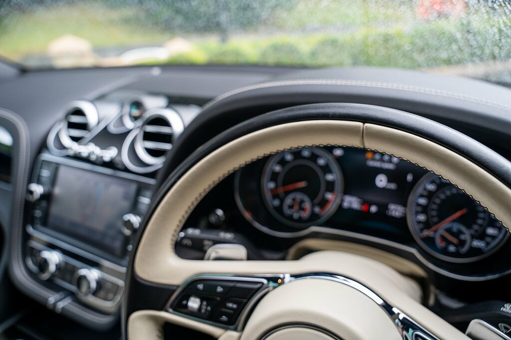 Bentley Bentayga Bentley Bentayga Estate 4.0 V8 Mulliner Driving Sp White #51