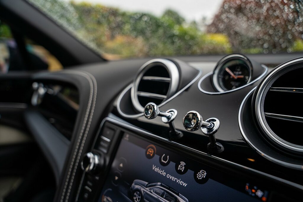 Bentley Bentayga Bentley Bentayga Estate 4.0 V8 Mulliner Driving Sp White #80