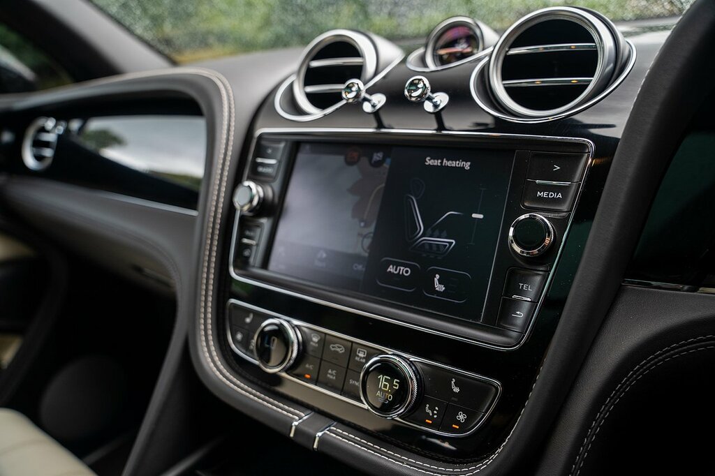 Bentley Bentayga Bentley Bentayga Estate 4.0 V8 Mulliner Driving Sp White #49