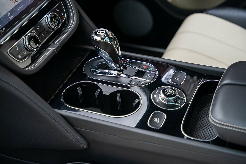 Bentley Bentayga Bentley Bentayga Estate 4.0 V8 Mulliner Driving Sp White #60