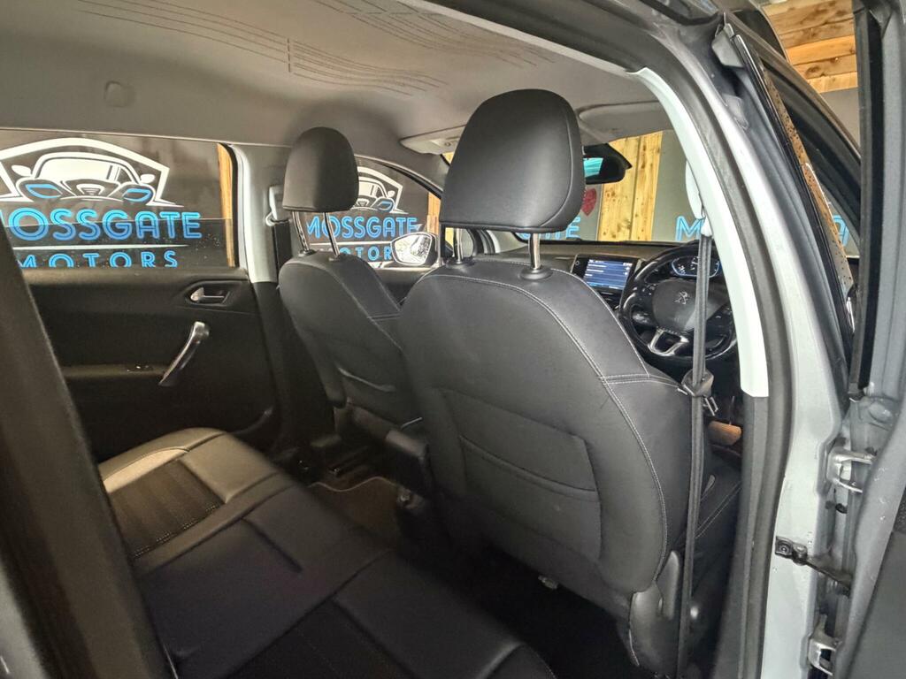 Peugeot 2008 Peugeot Estate 1.5 Bluehdi 100 Allure Premi Green #17