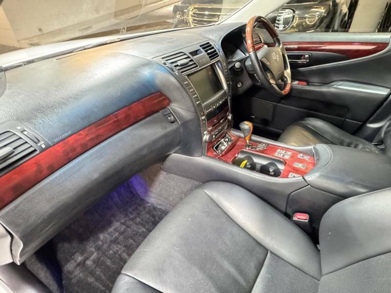Lexus LS Saloon Brown #11