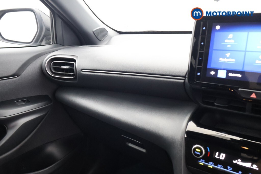 Toyota Yaris Cross Dynamic White #17