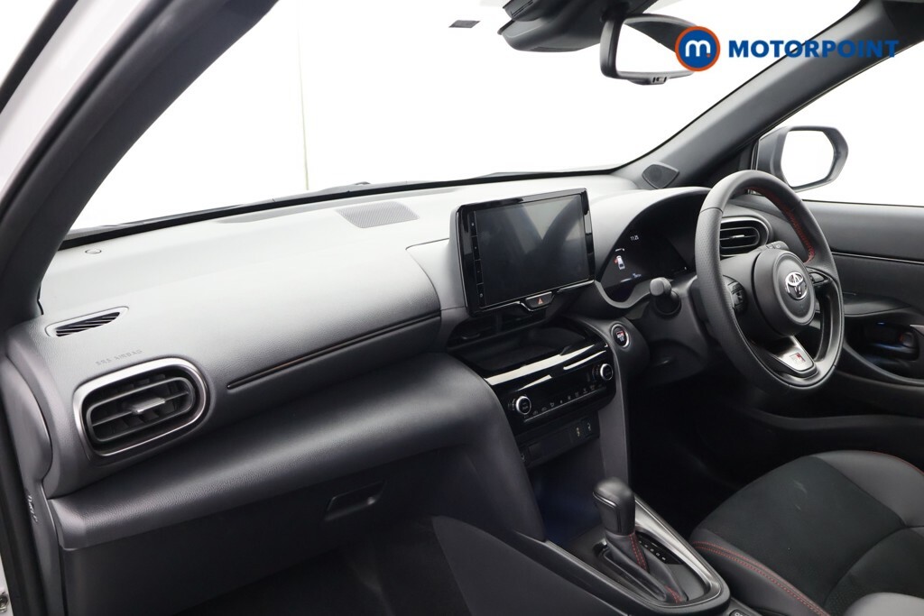 Toyota Yaris Cross Dynamic White #23