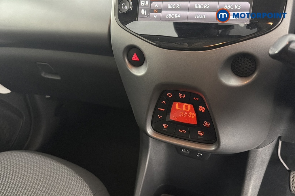 Toyota Aygo Vvt-i X-play Tss White #16