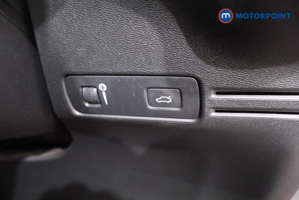 Volvo XC40 1.5 T3 163 Momentum Pro White #21