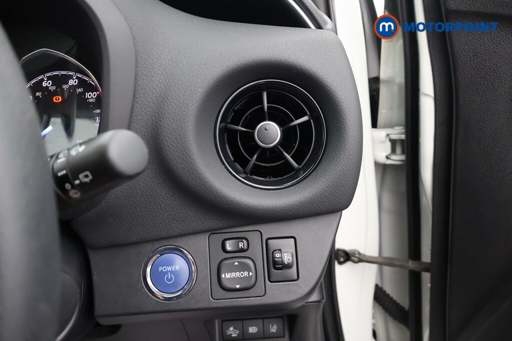 Toyota Yaris Hybrid 1.5 Vvt-i Icon Tech 5-Dr White #13